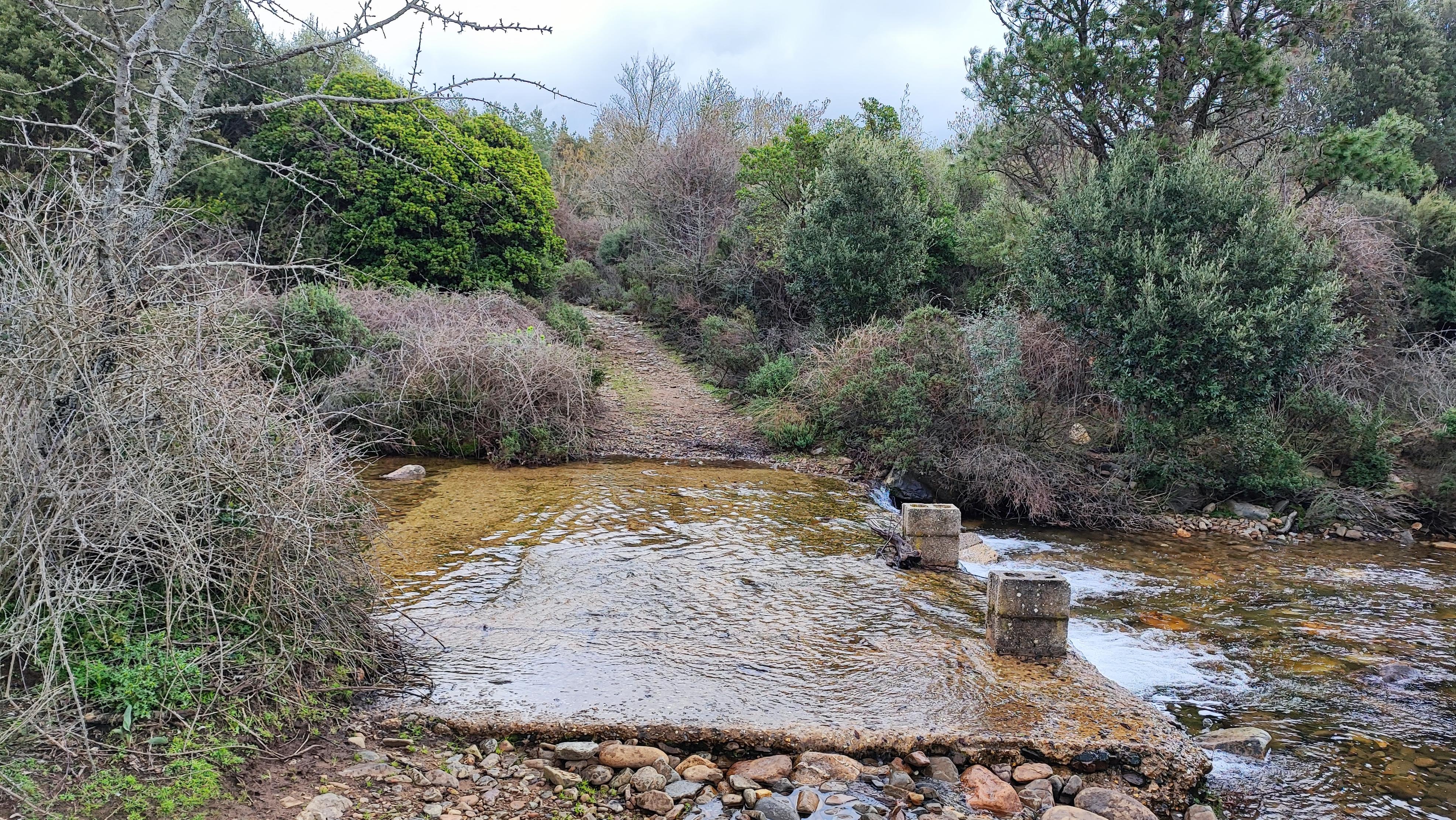Guado sul rio oridda per raggiungere l'alta via 100