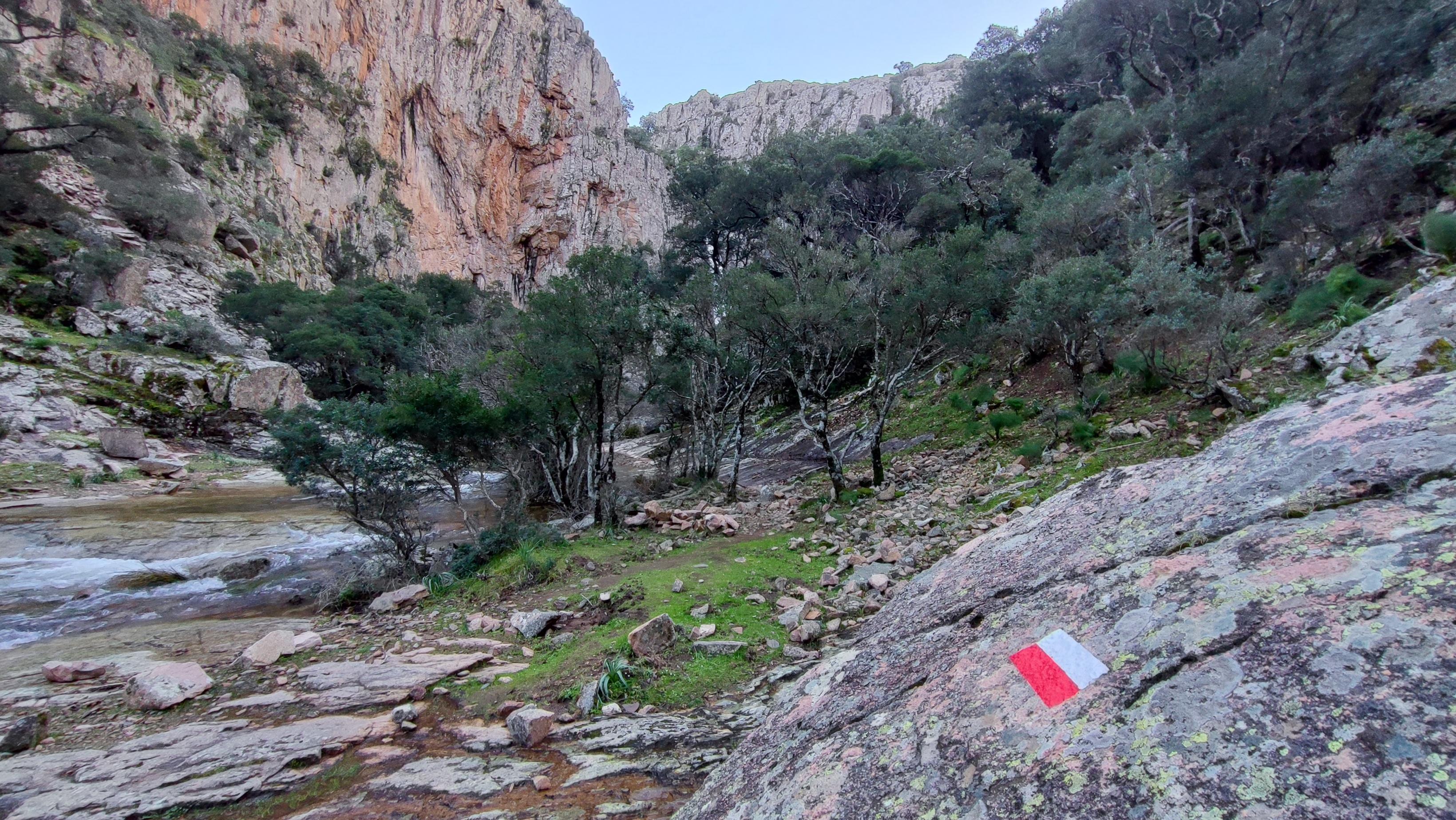 Lungo il greto del rio Oridda, davanti alla cascata