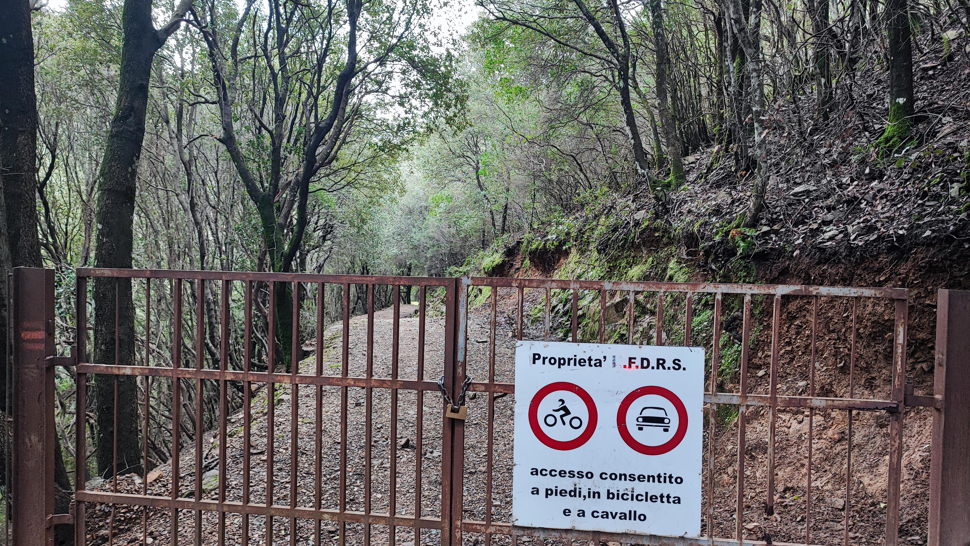 Una delle sbarre nella pista (D-132) tra Gutturu Abis e Scoveri