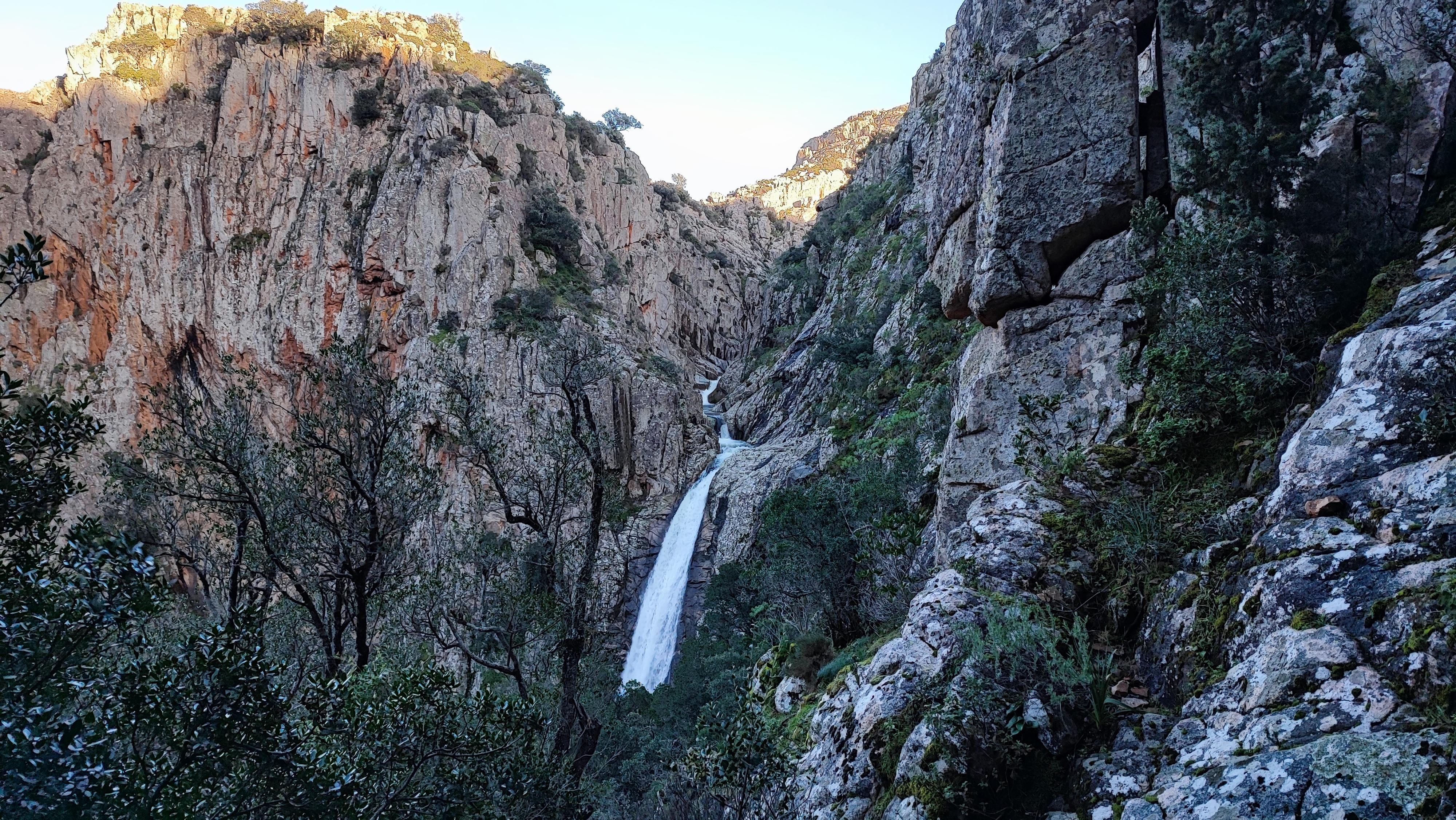 scorcio sulla cascata, scendendo da Punta Irgas