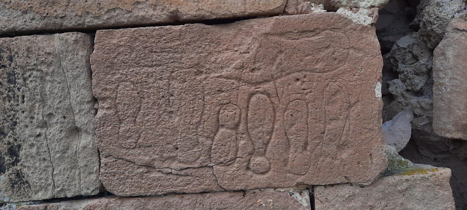 Particolare dei graffiti lasciati dai pellegrini sui ruderi della chiesa di San Francesco