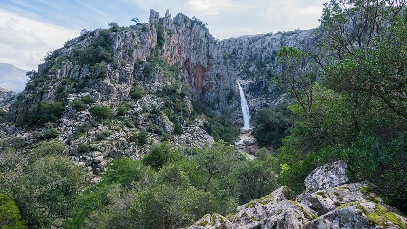 1024px-Piscina_Irgas_immersa_nella_natura.jpg