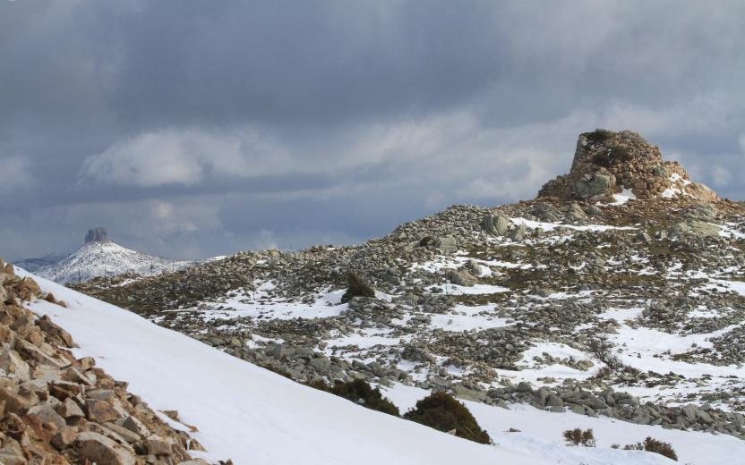 Il Nuraghe di Ruinas e il Monumento Naturale Perda 'e Liana con la neve