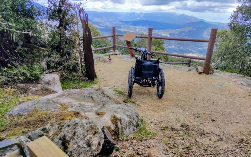 vista del sentiero dalla panchina verso il belvedere accessibile