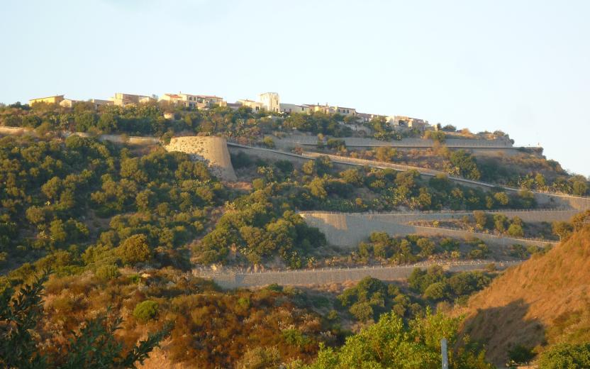Veduta dal basso di Monteleone Rocca Doria