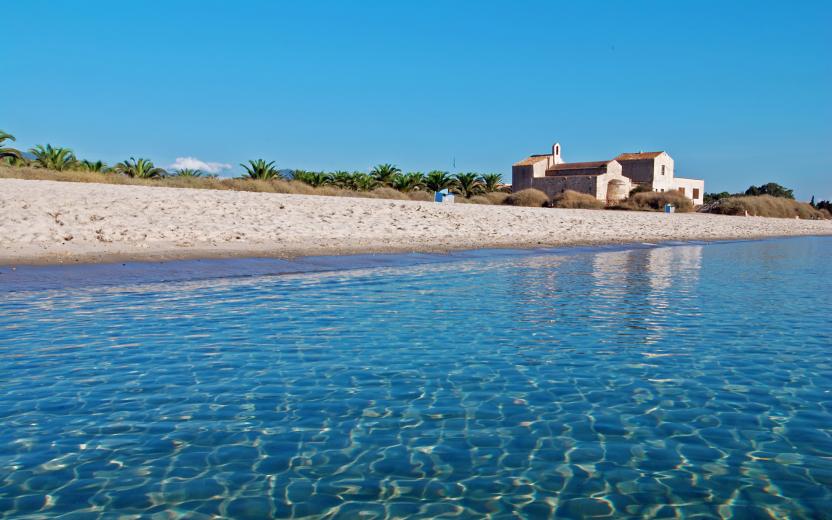 Spiaggia di Nora e chiesa di sant'Efisio - Nora. 