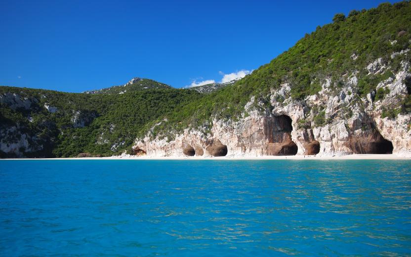 Vista sulle grotte di Cala Luna, Dorgali
