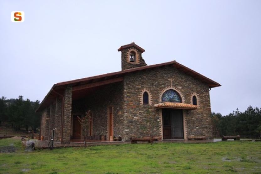 Aritzo, chiesa in pietra di Santa Maria.jpg