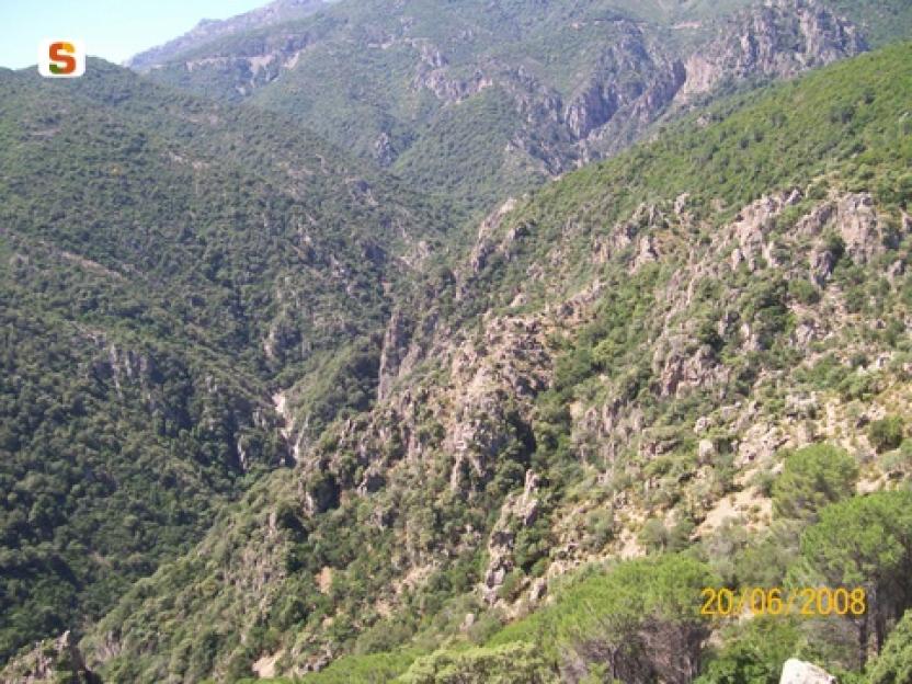 Talana, vista panoramica della cascata Su niu 'e su pugione.jpg
