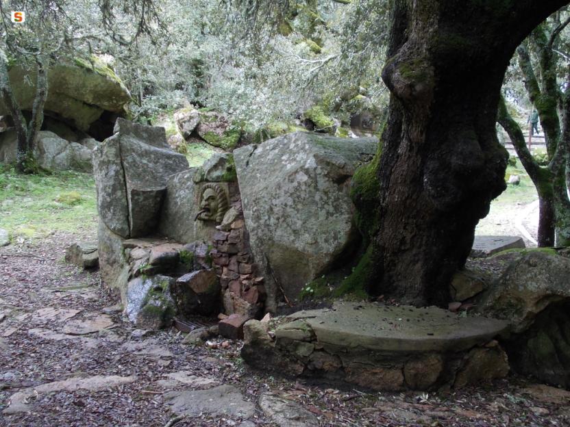 antica fontana lungo il sentiero.jpg