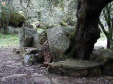 antica fontana lungo il sentiero dell'Ortobene
