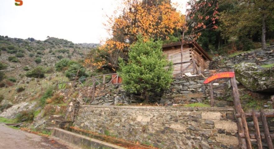 Aritzo, capanno in legno alla fonte di Funtan'e Silia