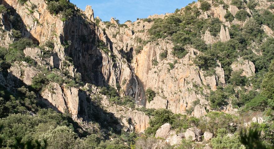 La cascata di Muru Mannu circondata da alte pareti