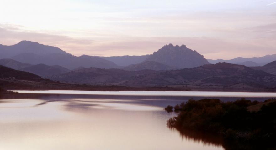 Lago di Posada, e sullo sfondo il Monte Tepilora Lago di Posada, e sullo sfondo il Monte Tepilora