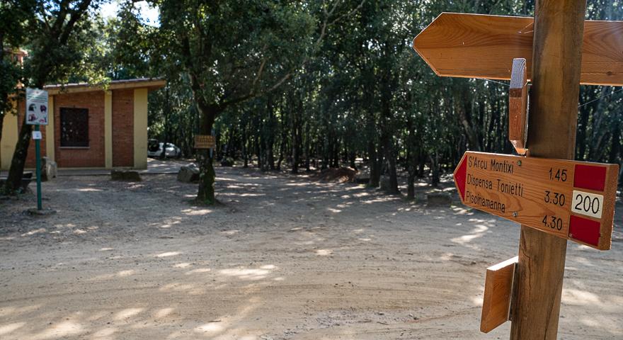 Il piazzale di Is Cannoneris, partenza di molti sentieri