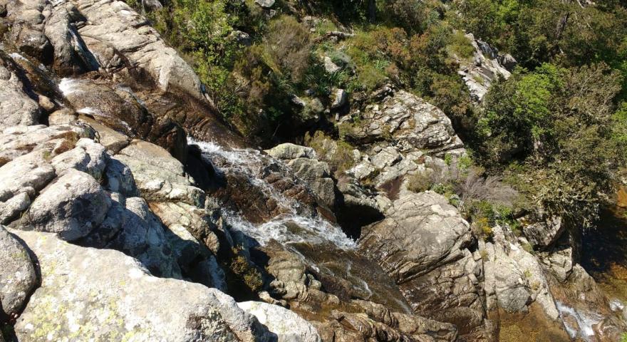 placche granitiche e ruscello lungo percorso 401-404