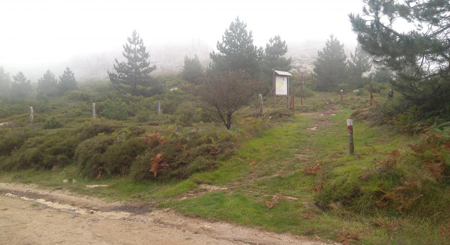 un punto di snodo del sentiero, immerso in una leggera nebbia