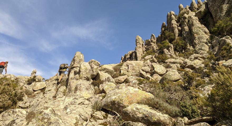 Le guglie granitiche sulle cime del Lattias, lato Caravius