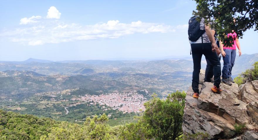 Sentiero 401: primi scorci panoramici su Oliena presso sa Podda (715 mslm) Sentiero 401: primi scorci panoramici su Oliena presso sa Podda (715 mslm)