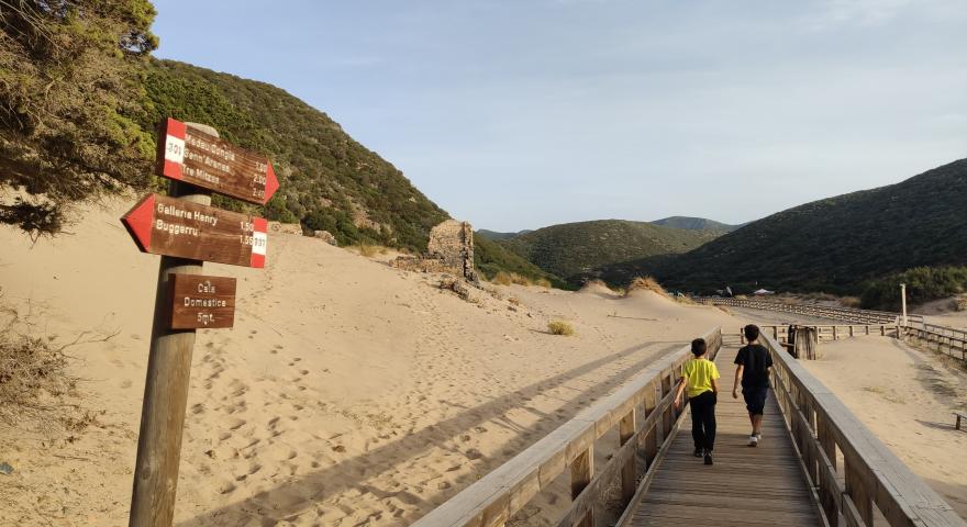 il sentiero attraversa l'arenile di cala domestica il sentiero attraversa l'arenile di cala domestica