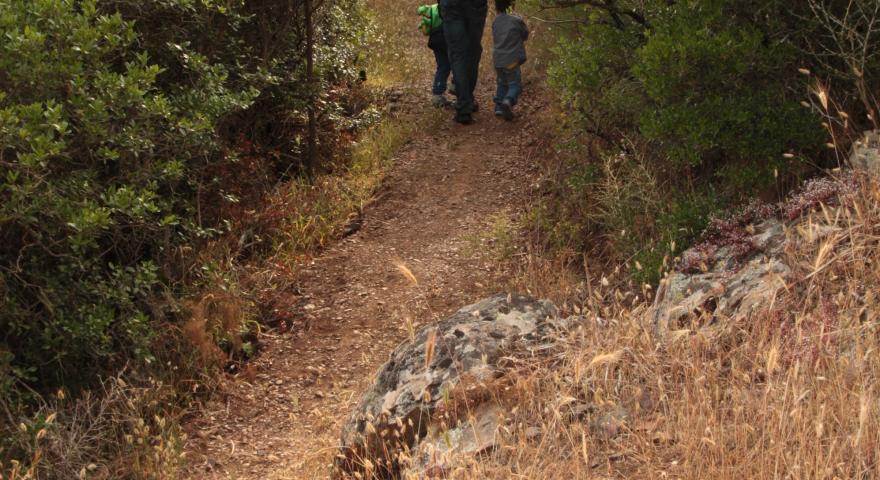 Bimbi lungo il sentiero con un adulto a fianco