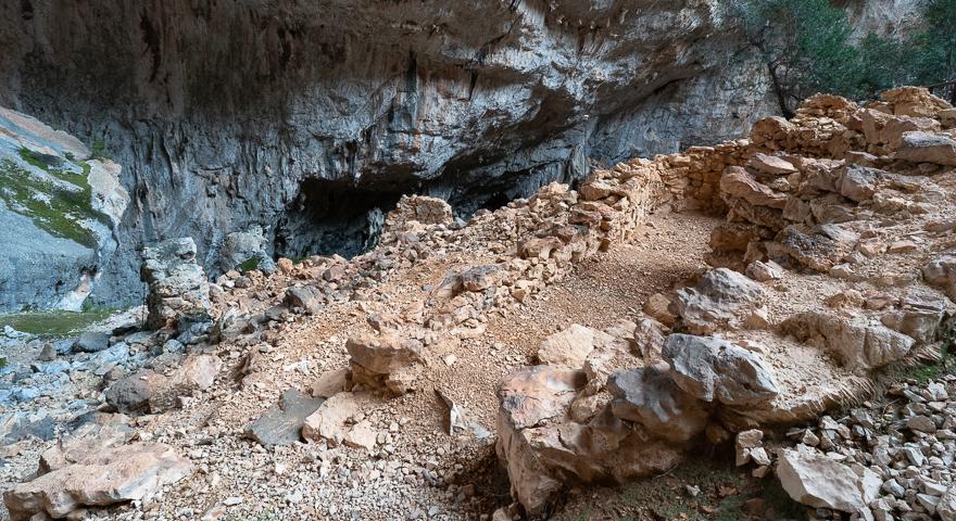 Il villaggio di Tiscali nella grande dolina