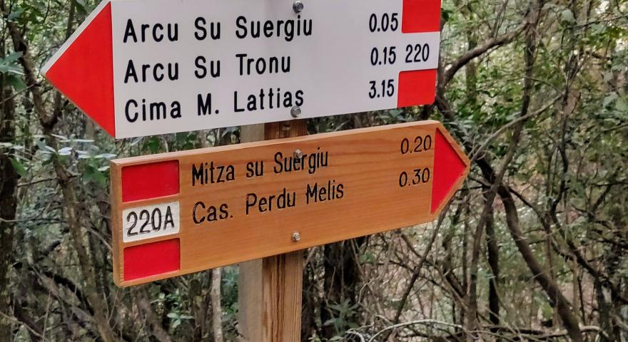 220A, incrocio con il tracciato 220, frecce 