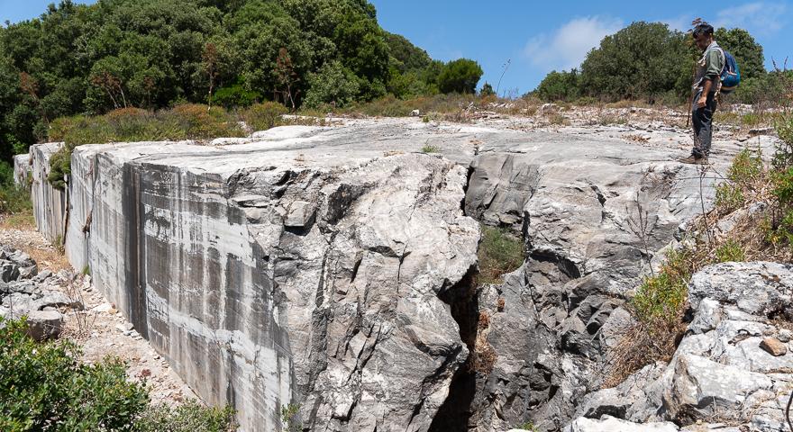 Sa Tellura, cava di pietra accanto al sentiero 