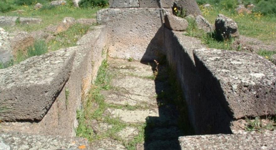 Sedilo, tomba di giganti nel parco archeologico di Iloi 