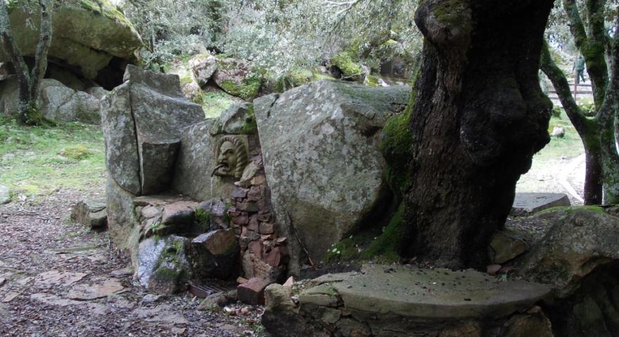 antica fontana lungo il sentiero dell'Ortobene