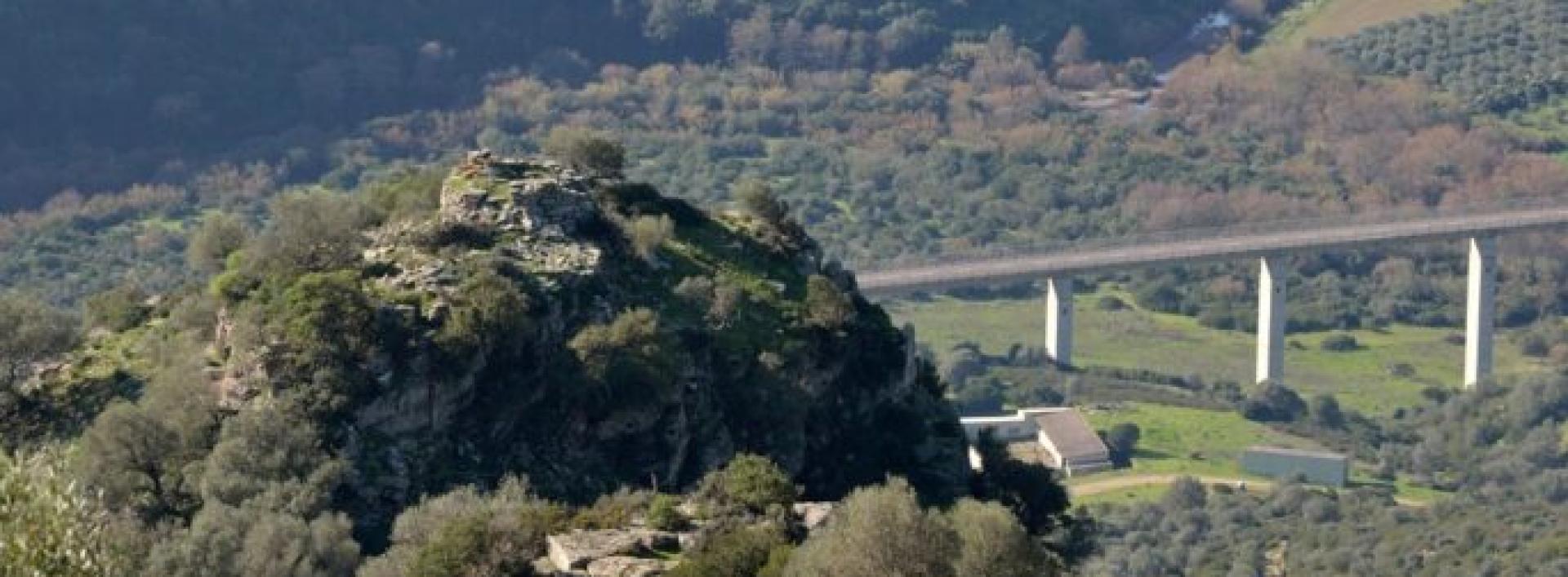 Armungia, dal percorso del Sentiero Italia una veduta sulla valle del fiume Flumendosa e sui resti di un nuraghe.