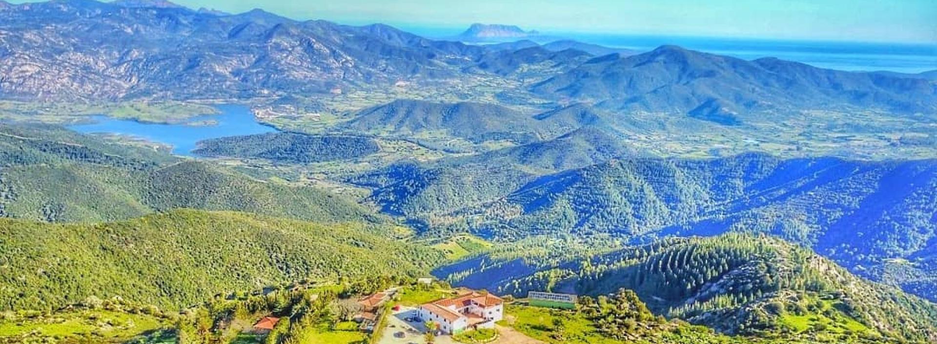 Veduta verso il lago Torpè. Sullo sfondo l'isola di Tavolara