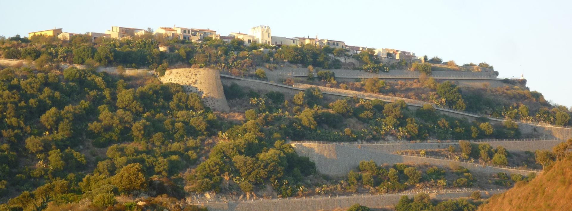Veduta dal basso di Monteleone Rocca Doria