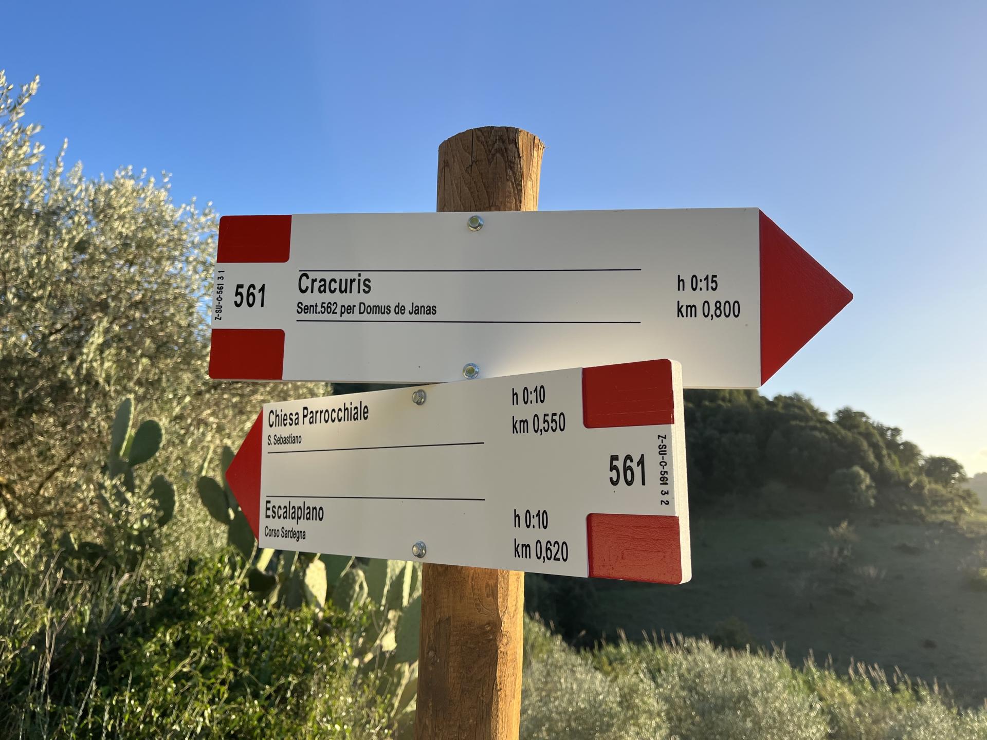 Incrocio con inizio sentiero in discesa in selciato