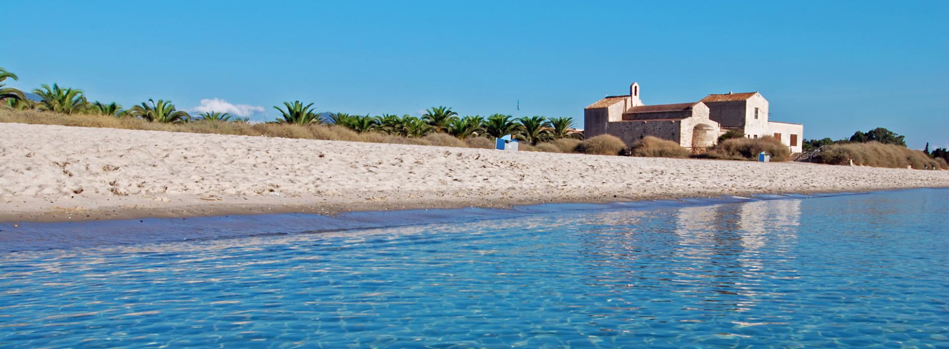 Spiaggia di Nora e chiesa di sant'Efisio - Nora. 