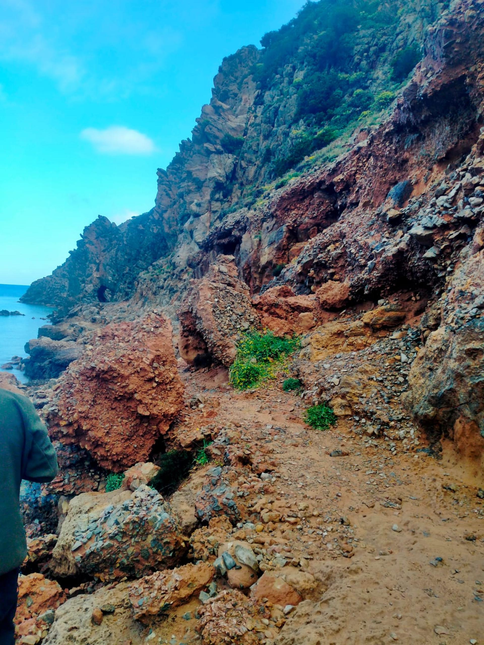 distacchi di massi sulla costa a Cala Domestica (sent. 301)