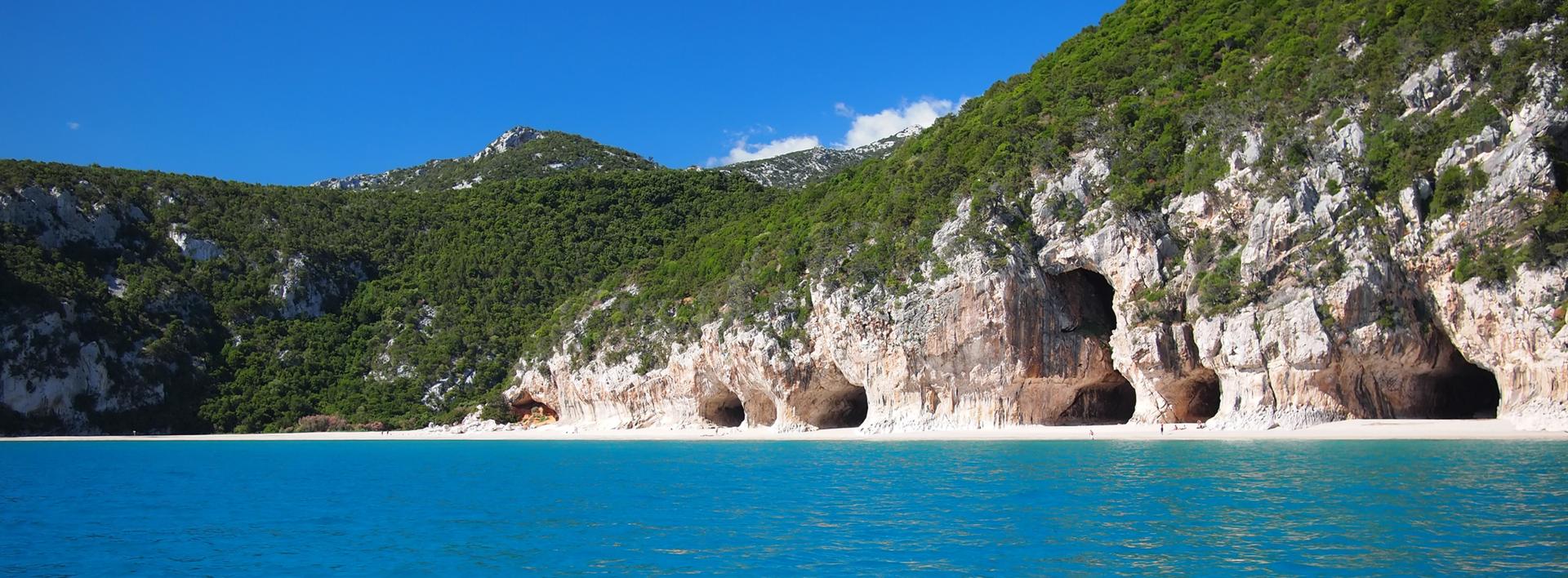 Vista sulle grotte di Cala Luna, Dorgali