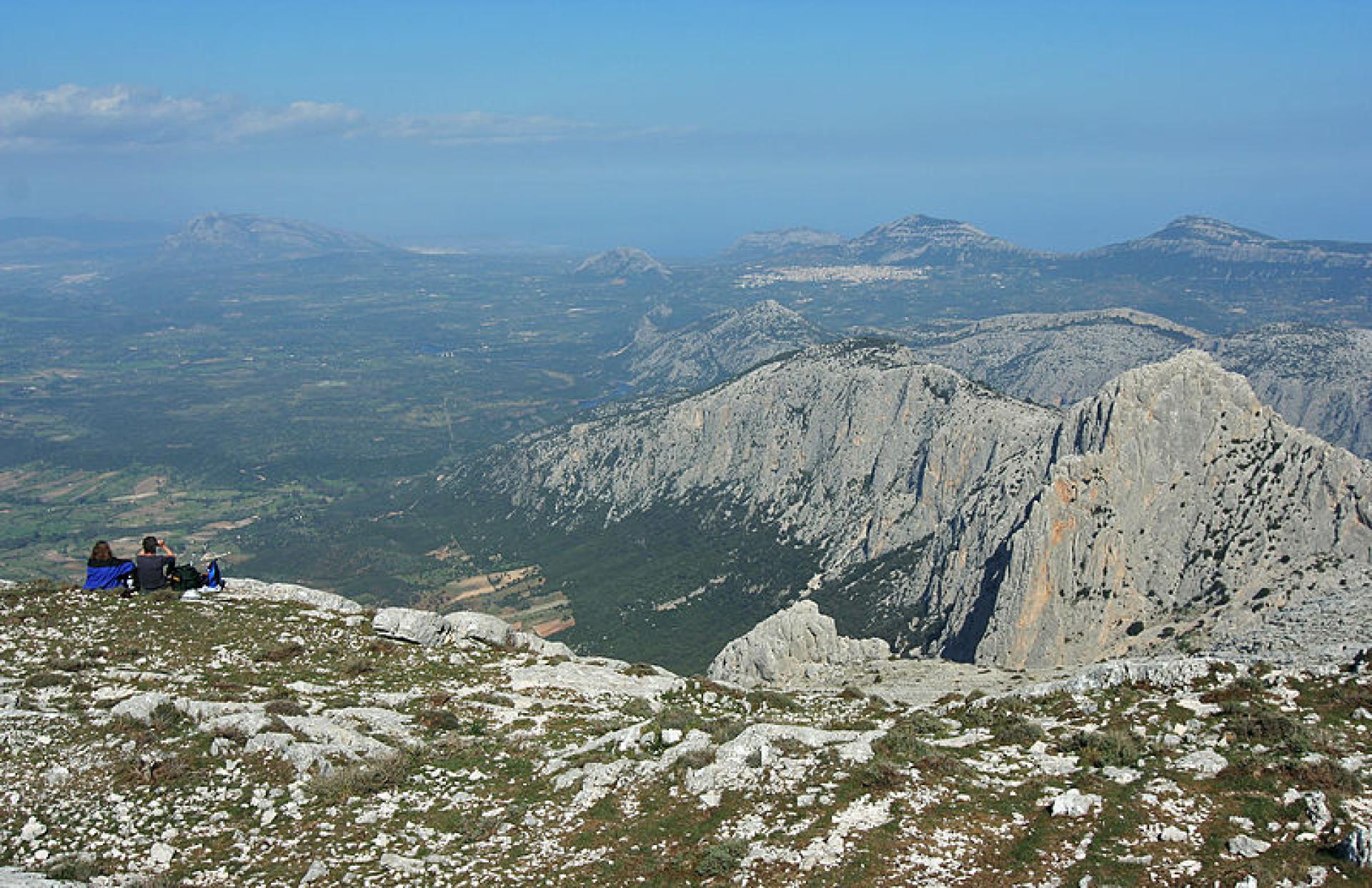 800px-Supramonte_view-from-Punta-Sos-Nidos-to-North-East.jpg