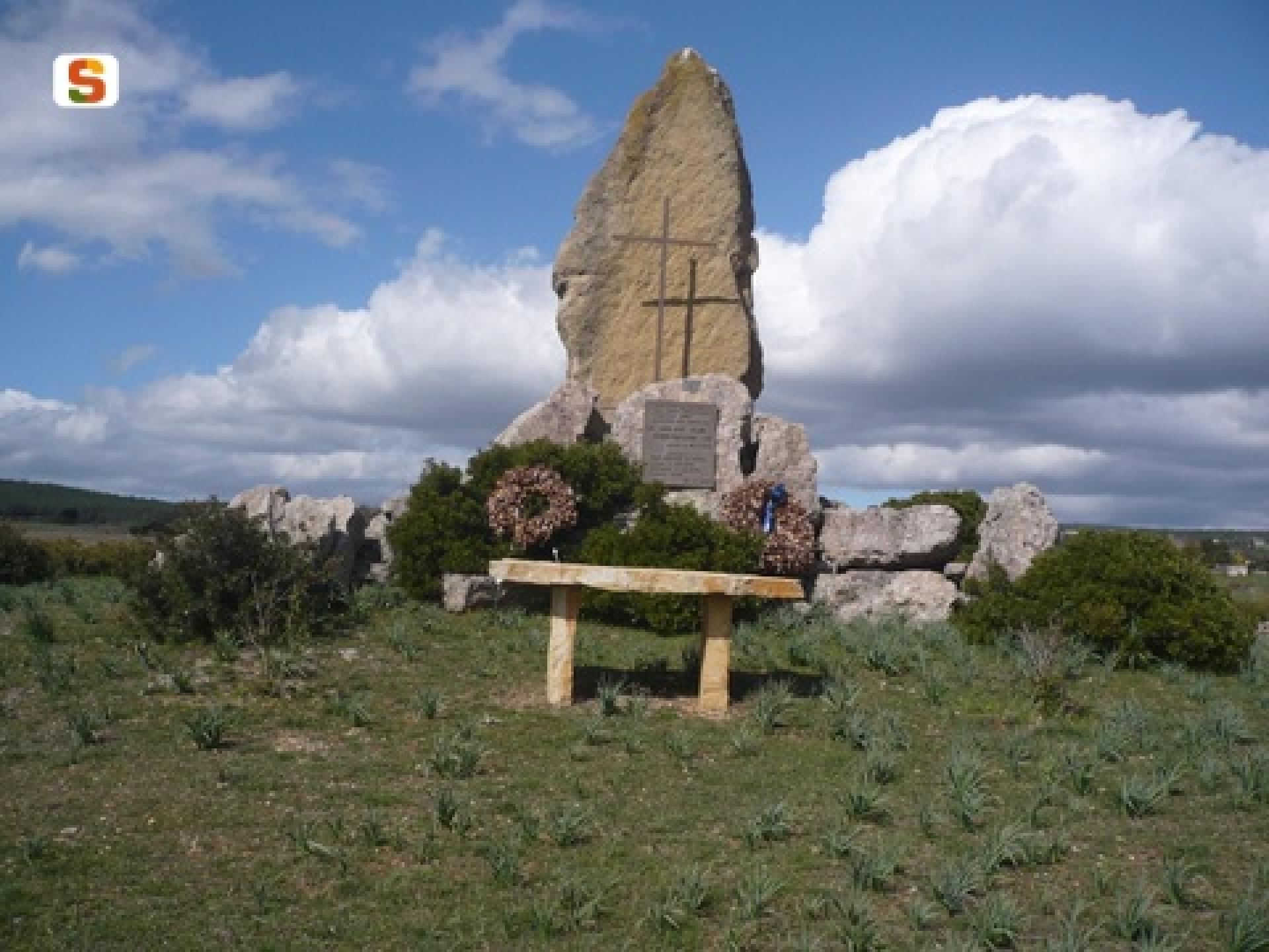 Laconi, monumento ai Quattro Aviatori.jpg