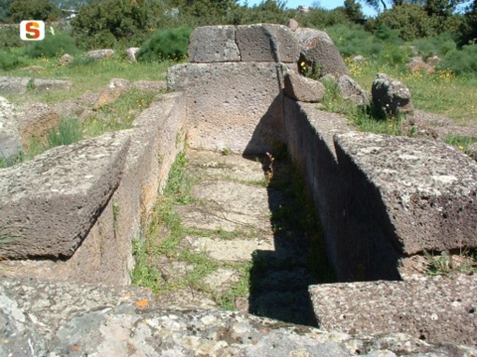 Sedilo, tomba di giganti nel parco archeologico di Iloi .jpg