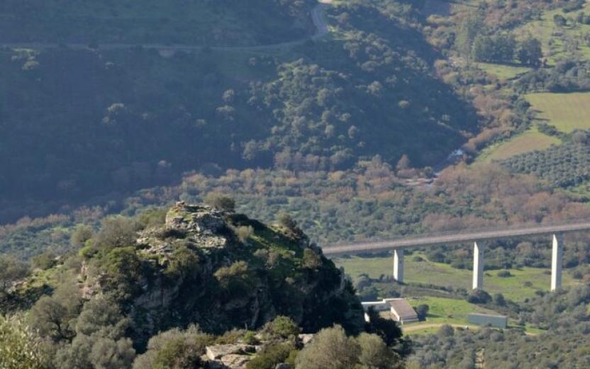 Armungia, dal percorso del Sentiero Italia una veduta sulla valle del fiume Flumendosa e sui resti di un nuraghe.