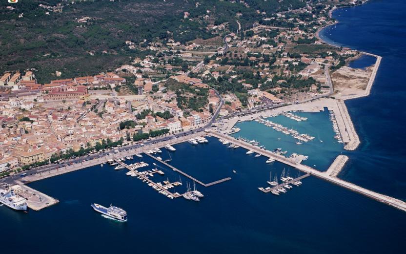 Veduta aerea del porto di Carloforte
