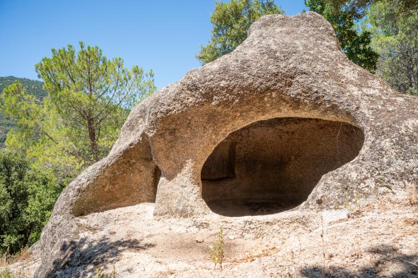 Particolare di un vano funerario, Ovodda - Sentiero T 532