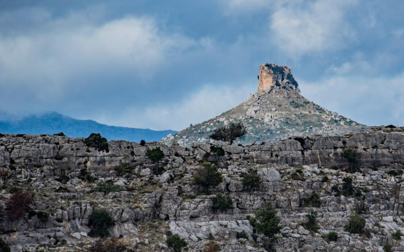 Panorama sul Taccu Isara e Perda Liana dall'altra parte della valle (nuraghe Serbissi