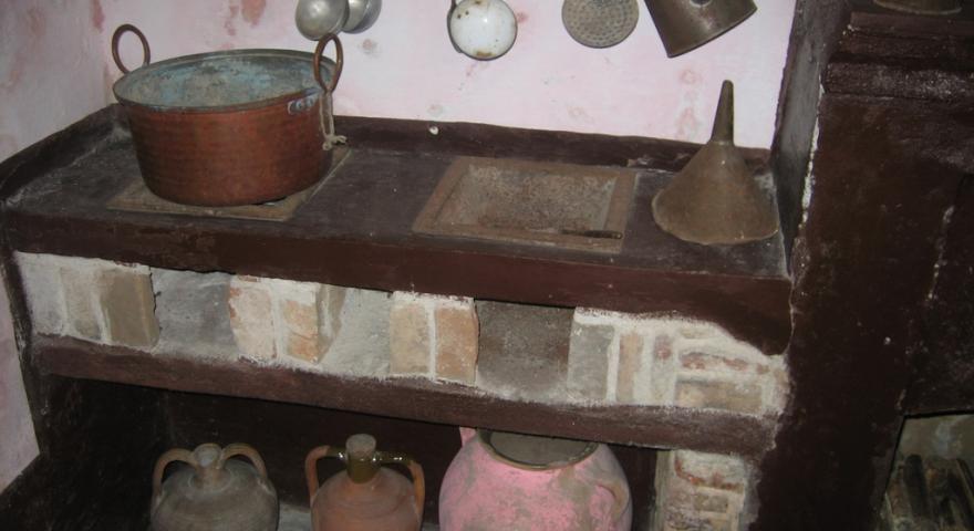 Sadali, Casa Museo Sa Omu'e zia Cramella: antichi fornelli con utensili 
