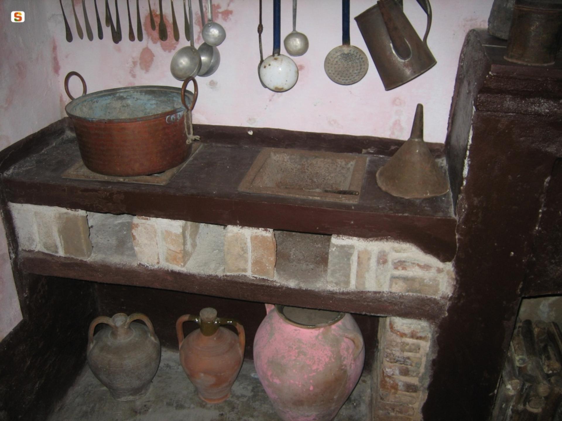 Sadali, Casa Museo Sa Omu'e zia Cramella: antichi fornelli con utensili.jpj 