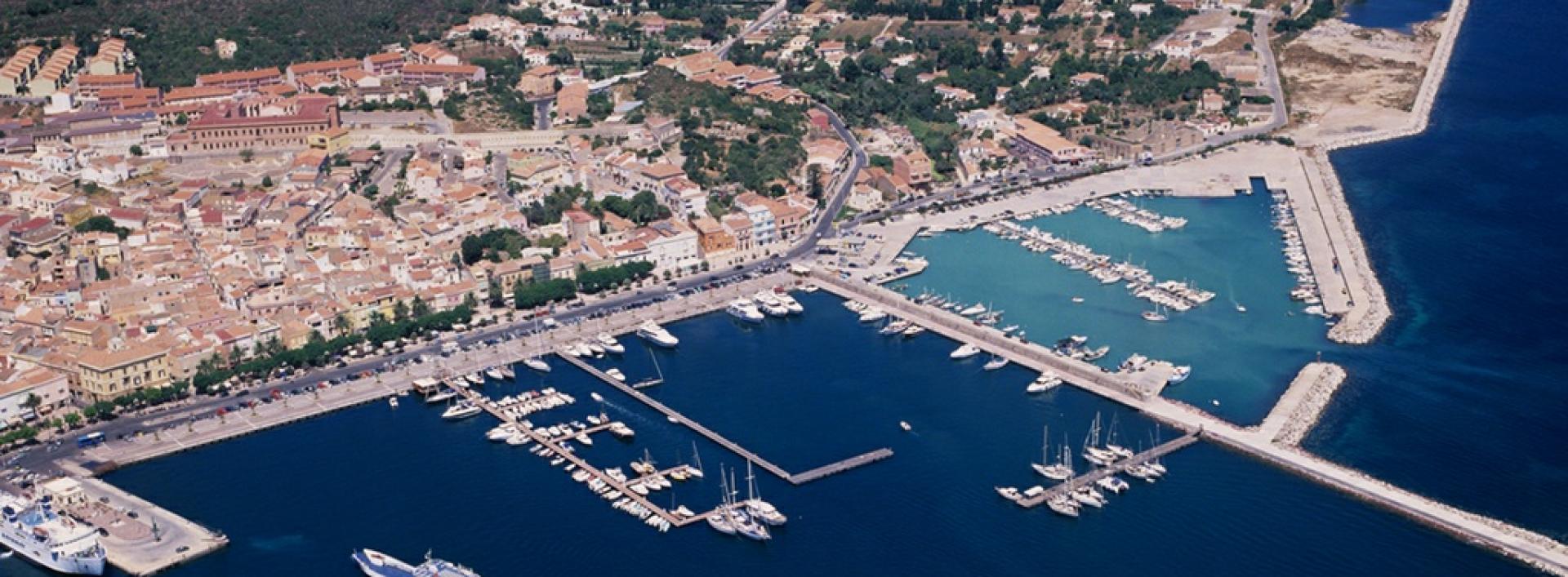 Veduta aerea del porto di Carloforte