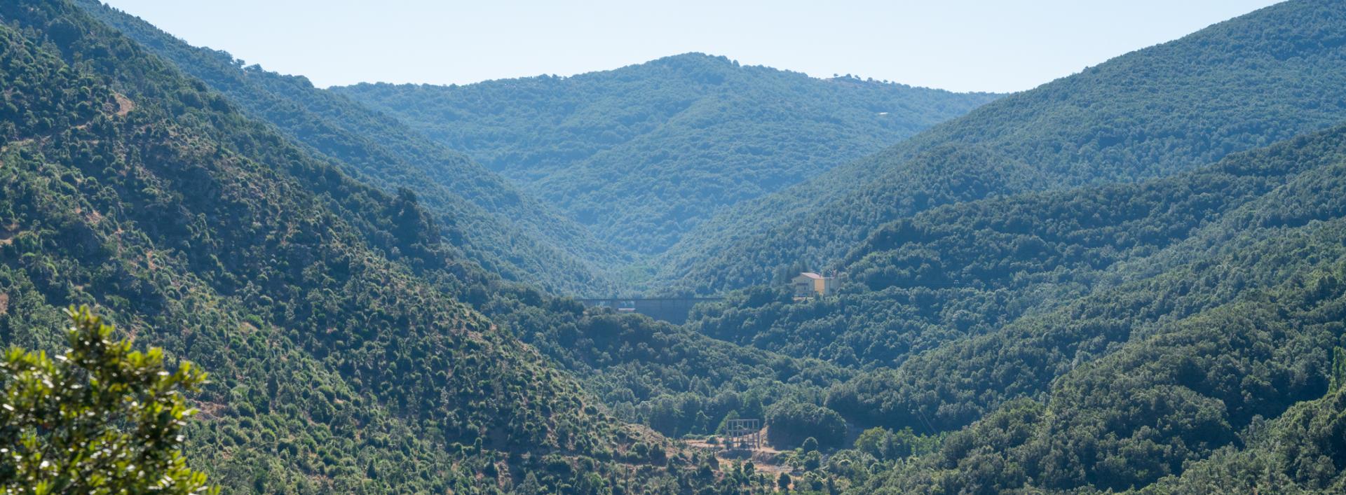 La diga e il sentiero visti dall'alto, Tiana - T 533