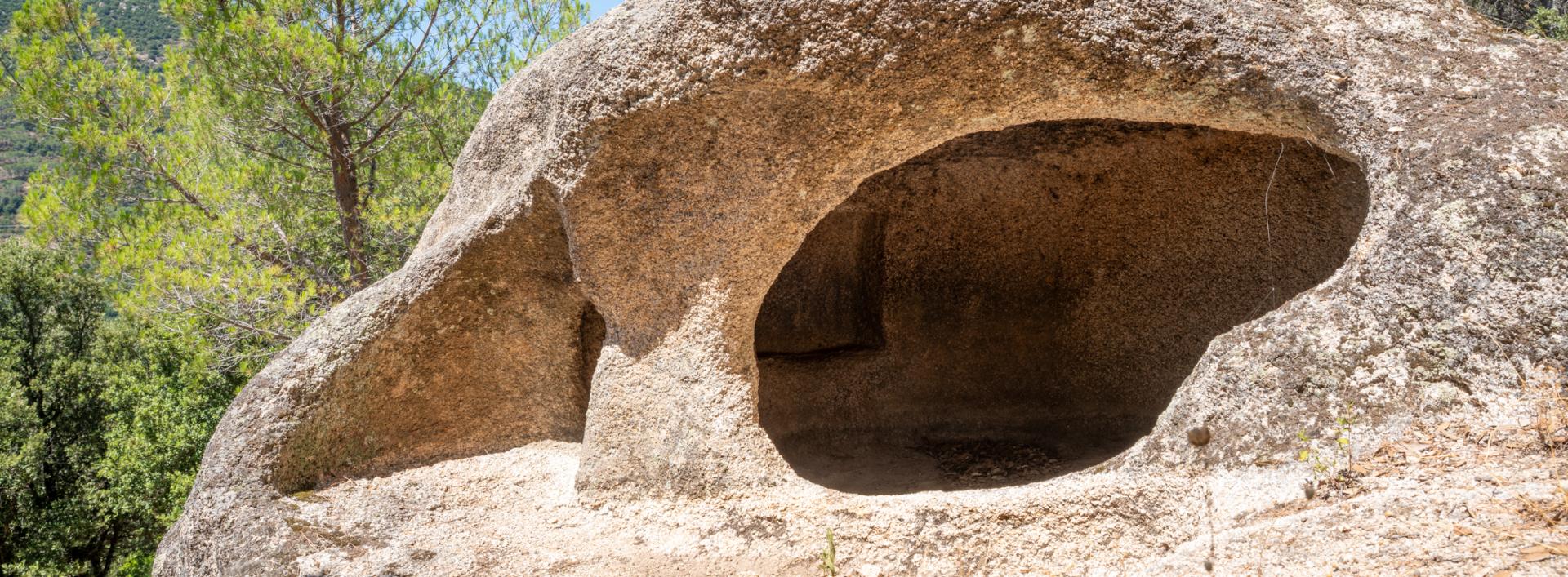 Particolare di un vano funerario, Ovodda - Sentiero T 532