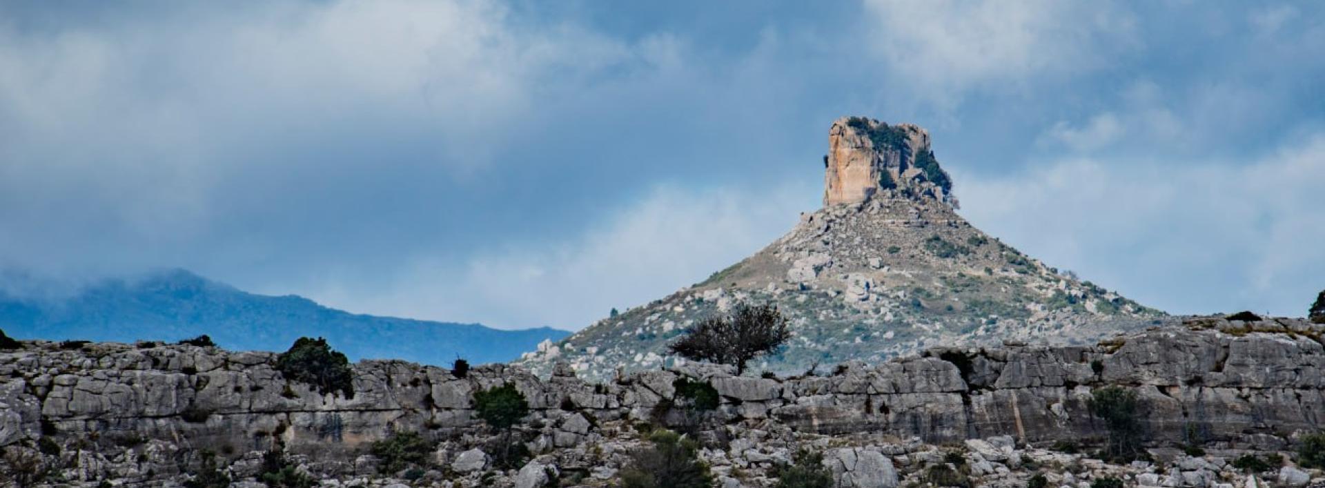 Panorama sul Taccu Isara e Perda Liana dall'altra parte della valle (nuraghe Serbissi